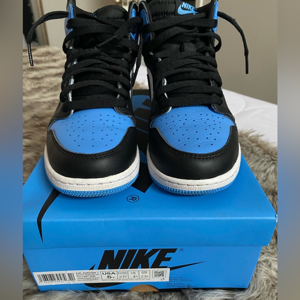 Air Jordan 1 Retro High OG UNC Toe (GS) - FD1437 - 400 - US - Picture 4 of 16
